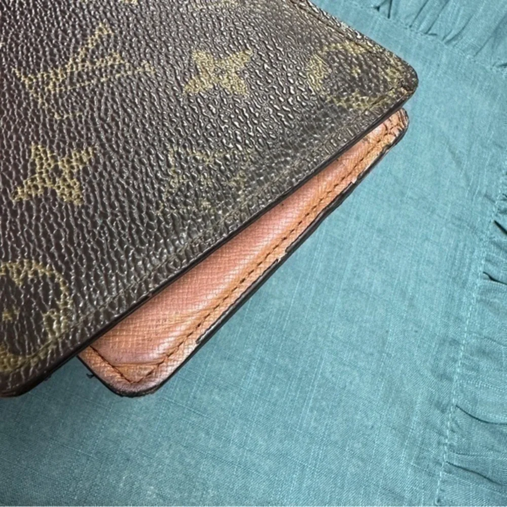AUTHENTIC Louis Vuitton wallet. Monogram canvas.